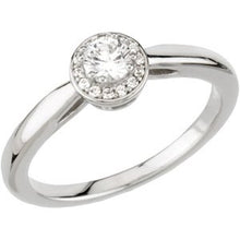 Charger l&#39;image dans la galerie, Bague de fiançailles de style halo en diamant 14K blanc 5/8 CTW
