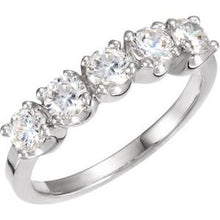 Charger l&#39;image dans la galerie, 14K Jaune 1 CTW Diamond 5 Stone Anniversary Band
