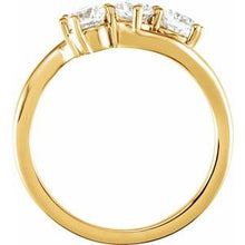 Charger l&#39;image dans la galerie, Bague à trois pierres en or jaune 14 carats et 1 diamant CTW

