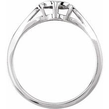 Charger l&#39;image dans la galerie, 4-Prong Solitaire Engagement Ring or Band
