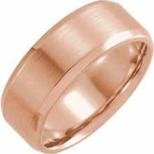 Charger l&#39;image dans la galerie, Bande de bordure biseautée rose 18K 8 mm avec finition satinée Taille 8
