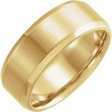 Charger l'image dans la galerie, Bande de bord biseautée jaune 18K 8 mm avec finition satinée Taille 8.5

