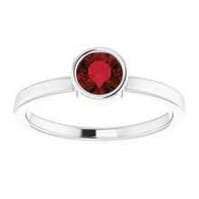 Charger l'image dans la galerie, Sterling Silver Imitation Mozambique Garnet Ring
