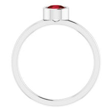 Charger l'image dans la galerie, Sterling Silver Imitation Mozambique Garnet Ring

