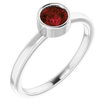 Charger l'image dans la galerie, Sterling Silver Imitation Mozambique Garnet Ring
