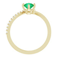 Charger l'image dans la galerie, Bague de dérivation en émeraude jaune 14K et diamant 1/10 CTW
