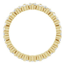 Charger l&#39;image dans la galerie, 14K Jaune 9/10 CTW Diamond Cluster Eternity Band Taille 5
