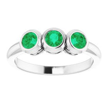 Charger l'image dans la galerie, Bague sertie de trois pierres émeraude platine
