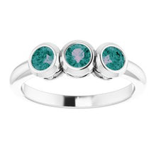 Charger l&#39;image dans la galerie, Bague sertie de trois pierres en Alexandrite blanc 14K
