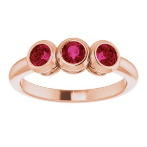 Bague sertie de trois pierres en rubis rose 14 carats
