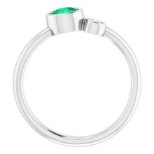 Charger l&#39;image dans la galerie, Bague à deux pierres en émeraude blanche 14K et diamant 0,06 ct
