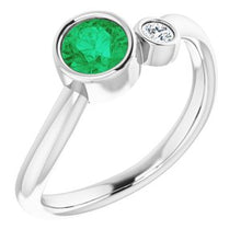 Charger l&#39;image dans la galerie, Bague à deux pierres en émeraude blanche 14K et diamant 0,06 ct
